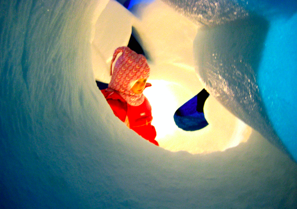 A child enjoying the sculpture Flower Power, Laila Kolostyák, Hovden 2007 